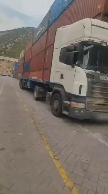 Transport de conteneurs au port